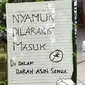 6 Tulisan Hewan Dilarang Masuk Ini Absurd Banget, Kocak (1cak)