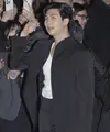 RM tampil semi formal serba hitam dibalut pakaian koleksi Bottega Veneta, credit: Vogue Korea