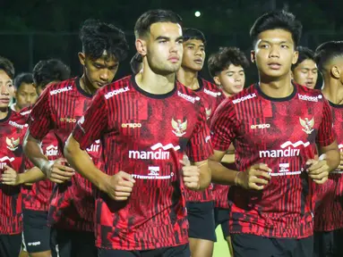 Skuad Timnas Indonesia U-19 telah tiba di Surabaya pada Rabu (10/7/2024) untuk melakukan persiapan akhir menghadapi ajang Piala AFF U-19 yang akan dgelar pada 17-29 Juli 2024 di Stadion Gelora Bung Tomo, Surabaya. Langsung menggeber latihan secara tertutup di hari kedatangan, skuad Garuda Muda akhirnya melakukan latihan terbuka perdana pada Kamis (11/7/2024) di Lapangan THOR, Surabaya. Dari 28 anggota skuad tersisa, pelatih Indra Sjafri kembali akan menyusutkan skuad menjadi 23 pemain sebagai skuad akhir. (Bola.com/Aditya Wany)