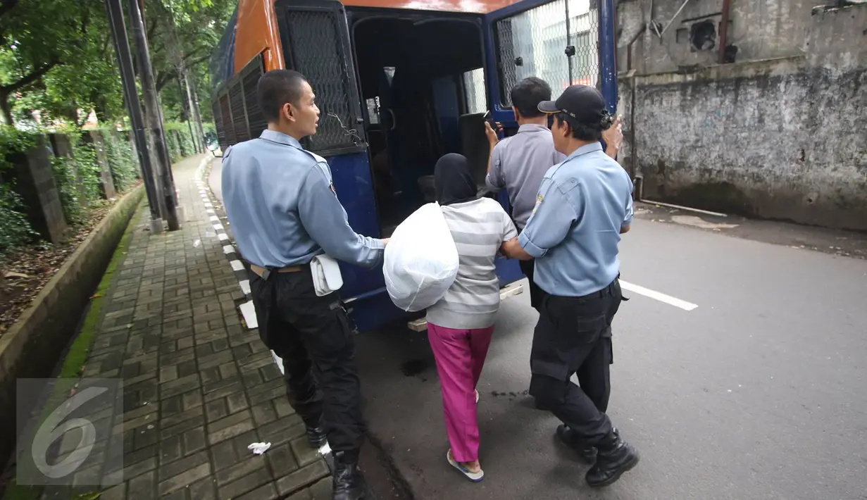 Seorang wanita yang diduga pengemis dibawa Petugas Dinas Sosial di kawasan Pasar Minggu, Jakarta, Rabu (8/3). (Liputan6.com/ Immanuel Antonius)