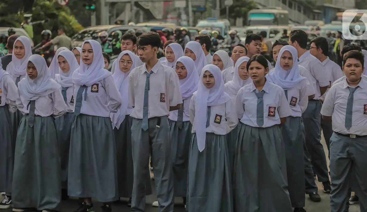 Pelajar mengikuti upacara peringatan hari Sumpah Pemuda di Museum Sumpah Pemuda, Jakarta, Senin (28/10/2019). Upacara yang diikuti sejumlah pelajar ini diselenggarakan dalam rangka memperingati Hari Sumpah Pemuda ke-91. (liputan6.com/Faizal Fanani)