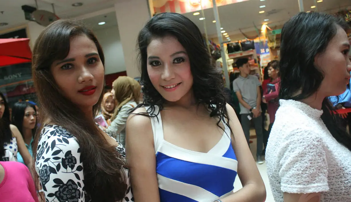 Sejumlah wanita cantik mengikuti audisi Miss Celebrity 2014 di Plaza Medan Fair, Medan, (13/9/14). (Liputan6.com/Faizal Fanani)