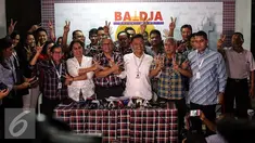 Tim pemenangan Ahok-Djarot foto bersama usai memberikan keterangan pers terkait penetapan tersangka Basuki Tjahaja Purnama atau Ahok oleh Bareskrim Polri di Jalan Borobudur 18, Jakarta Pusat, Rabu (16/11). (Liputan6.com/Faizal Fanani)