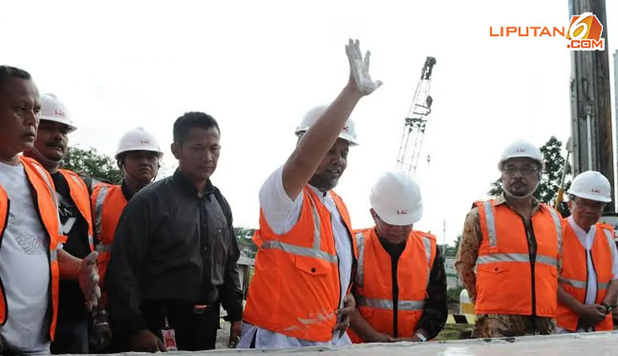 Peletakan batu pertama tersebut digelar bertepatan dengan Hari Antikorupsi Sedunia (9 Desember 2013). Gedung baru KPK direncanakan selesai dibangun pertengahan tahun 2015. (Liputan6.com/Herman Zakharia)