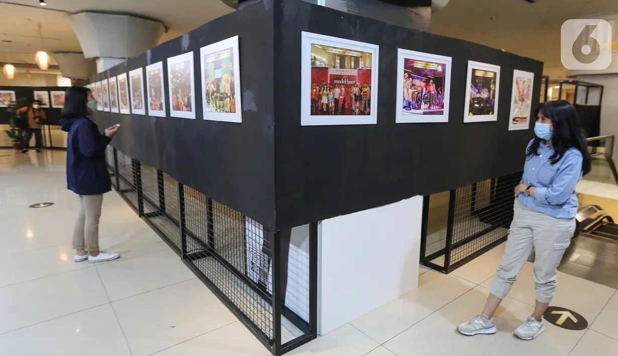 Pengunjung melihat pameran foto di Plaza Semanggi, Jakarta, Senin (15/03/2021). Sebanyak 50 karya foto yang dipamerkan guna mempersiapkan  rencana renovasi di Q4 tahun 2021 mengusung tema Mengenang Kejayaan Plangi Menuju Kebangkitan di Masa Pandemi. (Liputan6.com/Fery Pradolo)