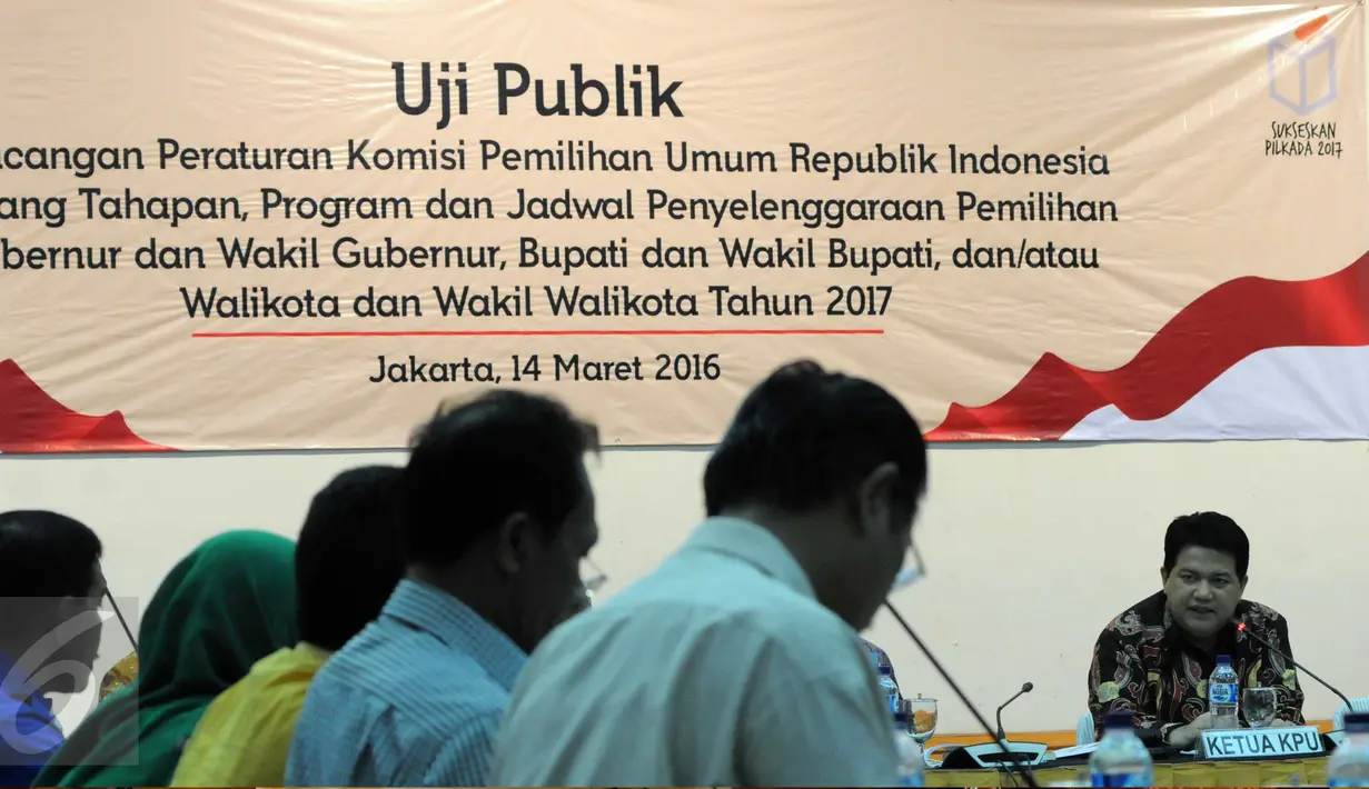 Ketua KPU Husni Kamil Malik (kanan) membuka diskusi uji publik di kantor KPU, Jakarta, (14/3). Uji coba kali ini  merancang peraturan KPU RI tentang tahapan, Program dan jadwal penyelenggaraan pemilihan kepala daerah. (Liputan6.com/Helmi Afandi)