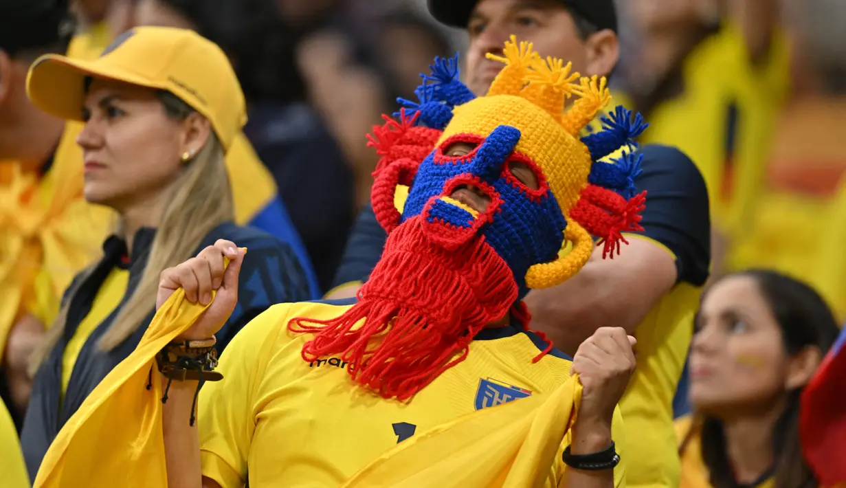 Seorang pendukung Ekuador bersorak menjelang pertandingan Grup A Piala Dunia Qatar 2022 antara Qatar dan Ekuador di Stadion Al-Bayt di Al Khor, utara Doha pada 20 November 2022. (AFP/Glyn Kirk)