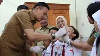 Pj Wali Kota Malang, Wahyu Hidayat memberikan imunisasi polio untuk siswa di SD Negeri Kauman 2 pada Senin, 14 Januari 2024
