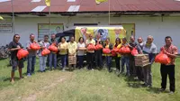 Partai Golkar membagikan bantuan sembako kepada masyarakat yang menjadi korban bencana angin puting beliung dan erupsi Gunung Lewotobi di Nusa Tenggara Timur (NTT), Jumat (12/1/2024) (Istimewa)