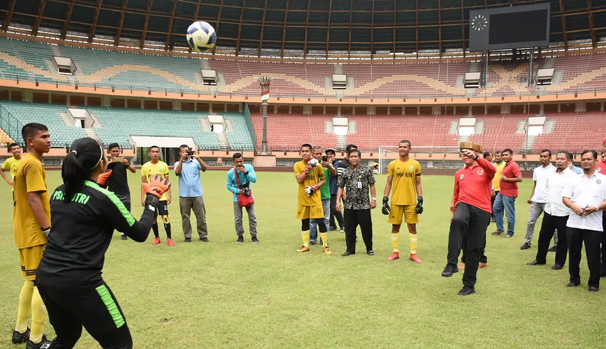 Ketum PSSI, Mochamad Iriawan, menendang bola saat berkunjung ke Stadion Utama Riau, Pekanbaru, Kamis (13/2). Stadion ini menjadi satu dari sebelas stadion yang dinominasikan sebagai tuan rumah Piala Dunia U-20 2021. (Dok PSSI)