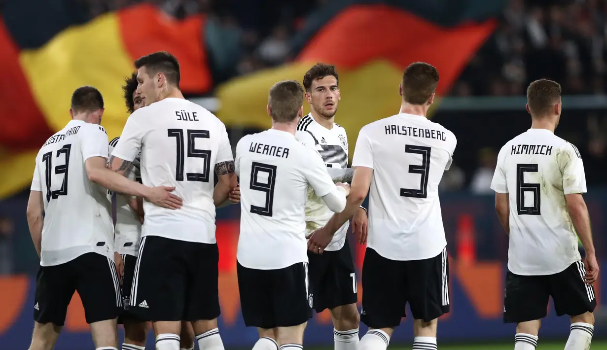 Para pemain Jerman merayakan gol yang dicetak oleh Leon Goretzka ke gawang Serbia  pada laga persahabatan di Stadion Volkswagen, Rabu, (20/3). Jerman ditahan imbang 1-1 oleh Serbia. (AFP/Chirstian Charisius)