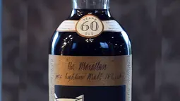 Botol wiski Macallan Valerio Adamai 1926 ditampilkan selama lelang di Edinburgh, Skotlandia, Rabu (3/10). Botol berusia 60 tahun ini ditetapkan sebagai rekor dunia baru untuk penjualan wiski di rumah lelang Bonhams.(AFP/Andy Buchanan)