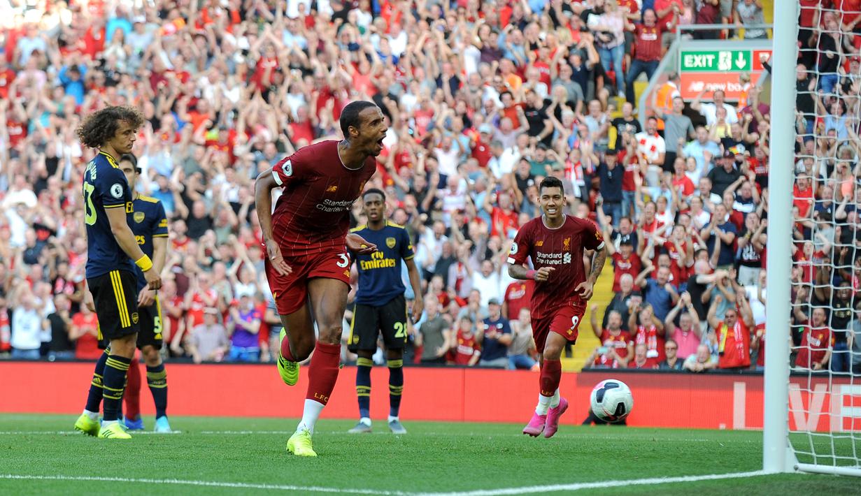 Pemain Liverpool Joel Matip merayakan golnya ke gawang Arsenal saat bertanding dalam Liga Inggris di Stadion Anfield, Liverpool, Inggris, Sabtu (24/8/2019). Liverpool menang 3-1 dan kukuh di puncak klasemen sementara. (AP Photo/ Rui Vieira)