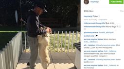 Pemain Barcelona, Neymar bermain bersama Anjing kesayangannya, momen ini terlihat diakun instagram miliknya. (Photo/Instagram) 