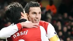 Selebrasi Robin van Persie yang disambut Samir Nasri, usai membuka kemenangan Arsenal 3-1 atas Partizan Belgrade pada partai pamungkasGrup H Liga Champions di Emirates Stadium, 9 Desember 2010. AFP PHOTO/CARL DE SOUZA