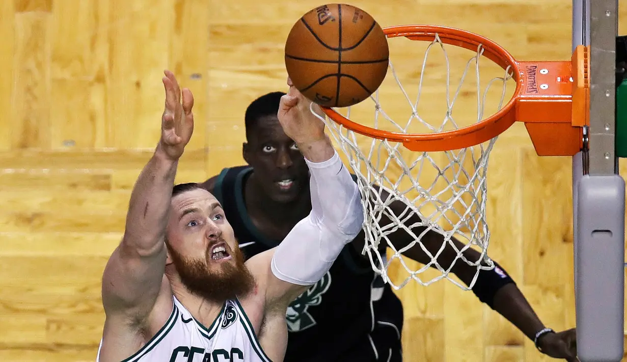 Pebasket Boston Celtics, Aron Baynes, memasukkan bola saat pertandingan melawan Milwaukee Bucks pada gim kedua babak play off NBA di Stadion TD Garden, Rabu (18/4/2018). Celtics menang 120-106 atas Bucks. (AP/Charles Krupa)