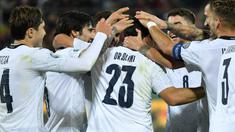 Para pemain Italia merayakan gol yang dicetak Riccardo Orsolini ke gawang Armenia pada laga Kualifikasi Piala Eropa 2020 di Stadion Renzo Barbera, Palermo, Senin (18/11). Italia menang 9-1 atas Armenia. (AFP/Andreas Solaro)