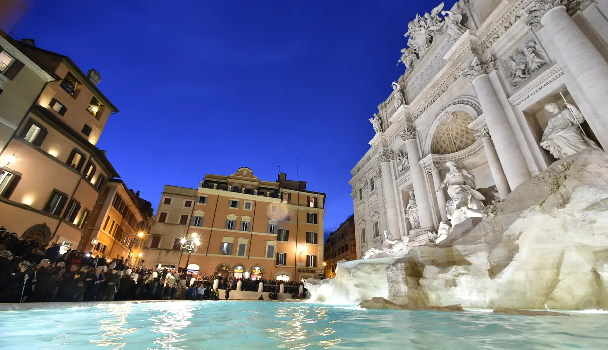 Sebuah gambar menunjukkan air mancur Trevi Fountain saat peresmiannya setelah ditutup untuk renovasi, Roma, Selasa (3/11). Renovasi digagas oleh salah satu brand fashion Italia, Fendi, dengan biaya 2,2 juta Euro (Rp 32 m). (AFP PHOTO/ALBERTO PIZZOLI)
