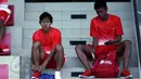 Gelandang timnas Indonesia U-23, Adam Alis (kiri) berkemas usai berlatih di ITE College Center, Singapura, Minggu (31/5/2015). Garuda Muda akan melakoni laga perdana di Sea Games 2015 melawan Myanmar, 2 Juni mendatang. (Liputan6.com/Helmi Fithriansyah)