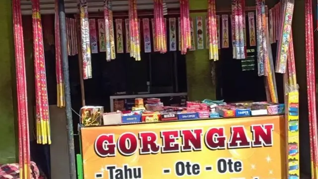 6 Tulisan Nyeleneh di Gerobak Gorengan Ini Bikin Pembeli Senyum Tipis