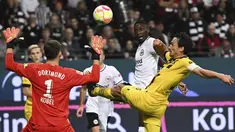 Penyerang Eintracht Frankfurt, Randal Kolo Muani berusaha mencetak gol dibayangi kiper Borussia Dortmund Gregor Kobel pada laga pekan ke-12 Bundesliga Jerman 2022/2023. Dortmund menang 2-1 di Deutsche Bank Park, Minggu (30/10/2022) dini hari WIB.  Borussia Dortmund memanaskan persaingan di papan atas Bundesliga. (Arne Dedert/dpa via AP)