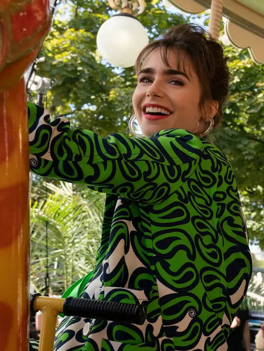 Ini adalah penampilan Lily Collins di Emily in Paris season 3. Ia mengenakan Miu Miu Vintage coat yang ikonis. Foto: Netflix.