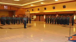 Citizen6, Surabaya: Sebanyak 330 prajurit Komando Pengambangan dan Pendidikan Ankatan Laut (Kobangdikal) mendapat anuggerah dengan naik pangkat satu tingkat lebih tinggi, Senin (2/4). (Pengirim: Penkobangdikal)