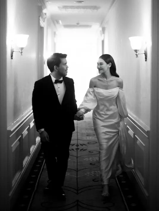 Gaya klasik modern ditampilkan Aaliyah Massaid saat kenakan gaun satin putih [@aaliyah.massaid]