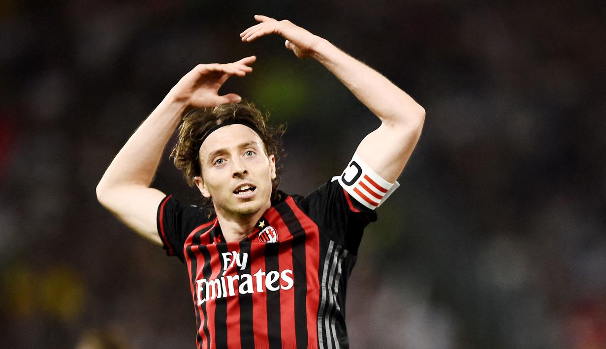 AC Milan menjadi klub terakhir yang dibela Riccardo Montolivo dalam karier profesionalnya. Mantan kapten Rossoneri itu memutuskan gantung sepatu pada akhir musim 2018/2019 setelah berada di San Siro selama enam musim. (AFP/Filippo Monteforte)