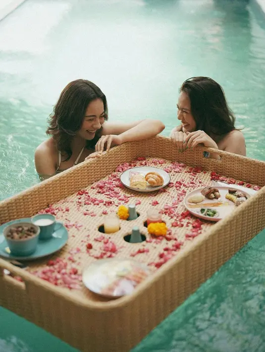 Usai sinetron Anak Jalanan reborn tamat, keduanya menikmati waktu berdua sebelum kembali disibukkan dengan aktivitas syuting. Tampil natural tanpa makeup saat berendam di kolam berenang, keduanya dipuji manis dan pancarkan kecantikan alami. Rambut yang digerai membuat keduanya makin memesona. (Liputan6.com/IG/@ersyaurel)