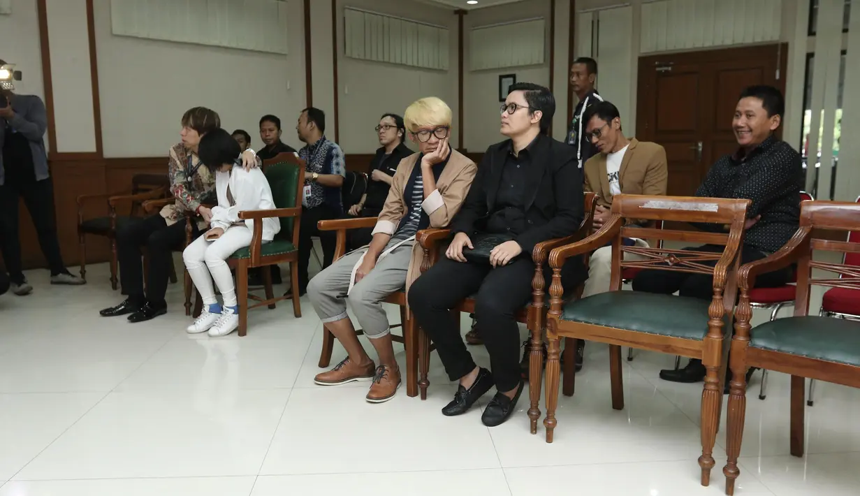 "Pengen cepet kelar karena ini bukan masalah perpisahan aja. Banyak masalah yang harus dibenahi yang kayaknya waduh kenapa harus gue yang puyeng banget ya kenapa elu (Evelyn) yang enak-enakan liburan mulu," tandas Aming. (Nurwahyunan/Bintang.com)