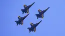 US Navy Blue Angels tampil pada Chicago Air and Water Show di atas Danau Michigan, Chicago, Amerika Serikat, 21 Agustus 2022. Dalam acara ini para pilot melakukan aksi menakjubkan di atas perairan Danau Michigan.(AP Photo/Kiichiro Sato)