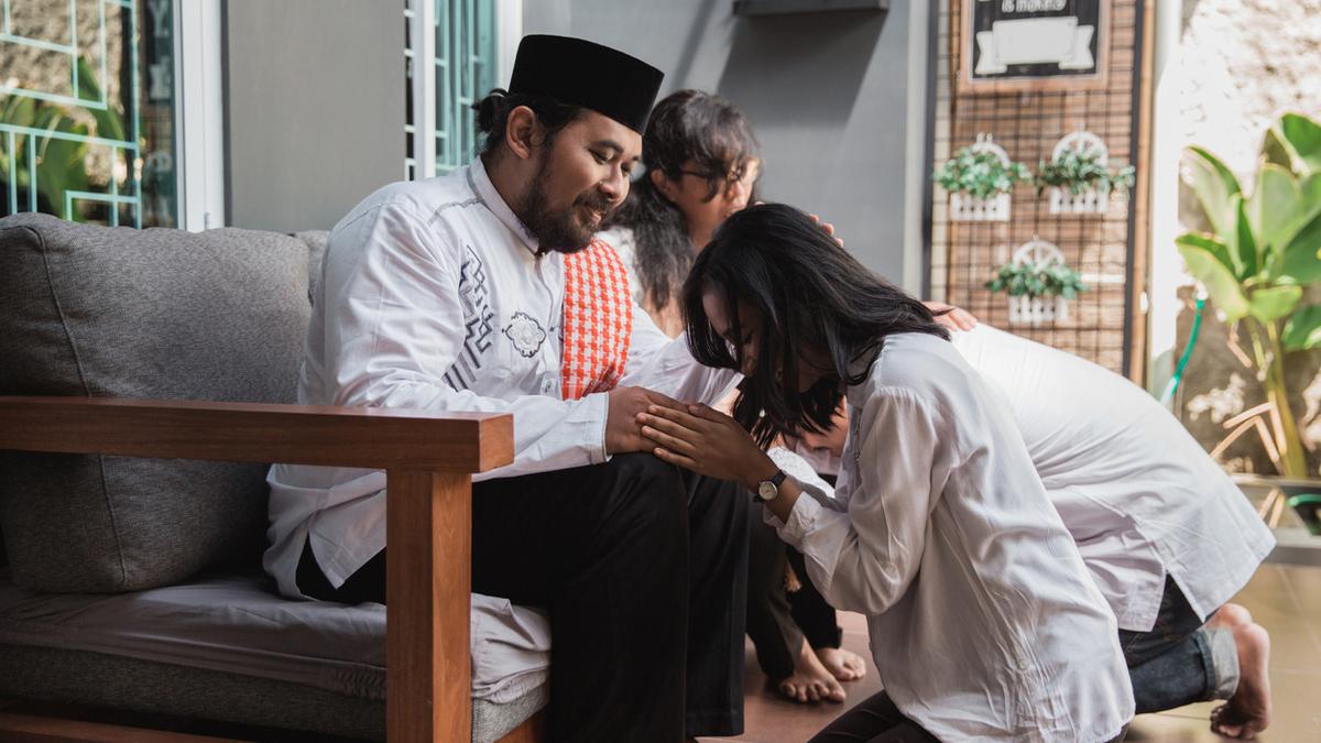 Mengenal Tradisi Sungkeman Lebaran, Pahami Makna, Sejarah, dan Cara Melaksanakannya