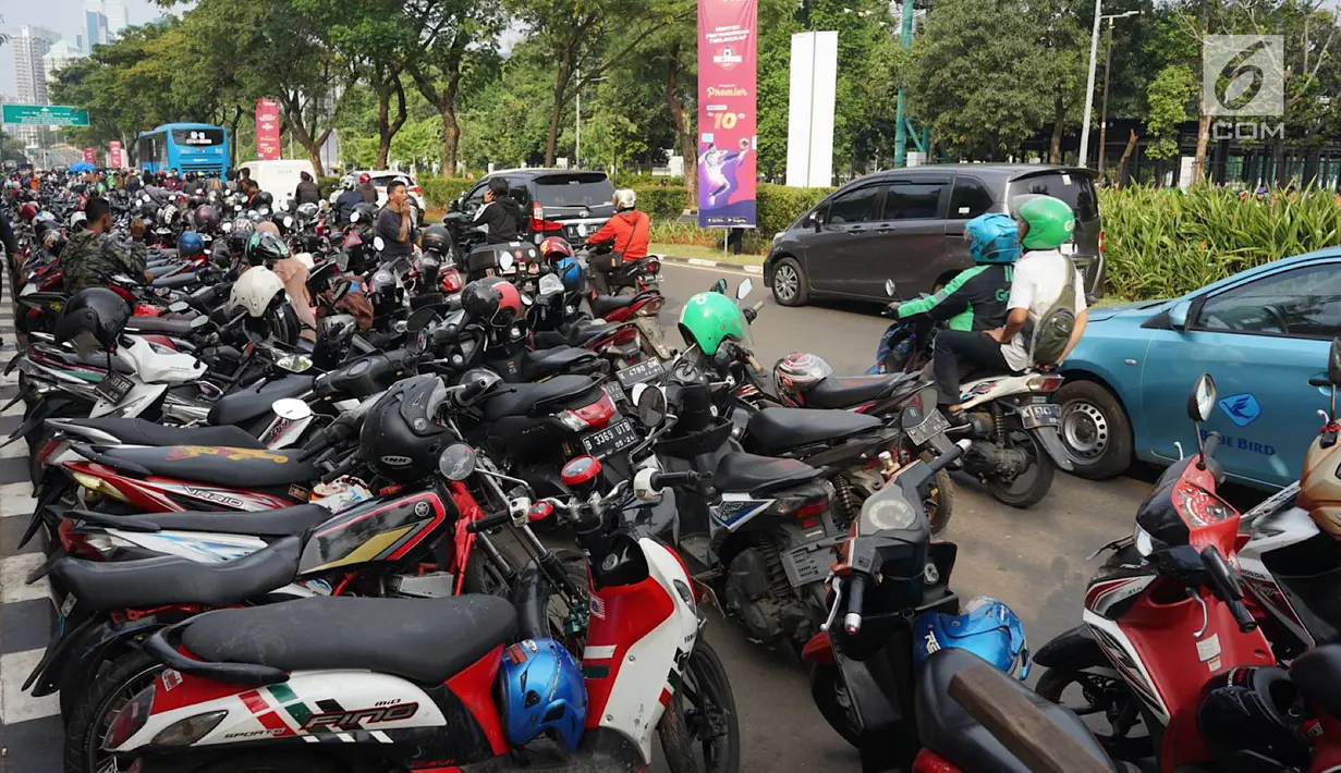 Sepeda motor memadati bahu jalan dan trotoar di sepanjang Jalan Gerbang Pemuda, Senayan, Jakarta, Rabu (10/7/2019). Adanya pertandingan sepak bola antara tim Persija Jakarta melawan Persib Bandung membuat sejumlah titik di kawasan Senayan menjadi lokasi parkir liar. (Liputan6.com/Immanuel Antonius)