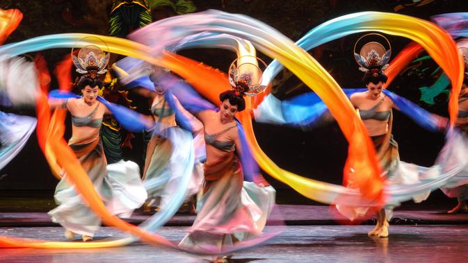 Sejumlah aktor menari saat tampil dalam pertunjukan akrobat di Wilayah Sheyang di Yancheng, Provinsi Jiangsu, China timur (20/11/2020). Pertunjukan ini menceritakan kembali perjalanan legendaris para pedagang China dari Dinasti Tang (618-907 M) di sepanjang Jalur Sutra. (Xinhua/Yang Lei)
