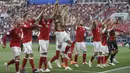 Para pemain Denmark menyapa suporter usai menahan imbang Prancis laga grup C Piala Dunia di Stadion Luzhniki, Moskow, Selasa (26/6/2018). Kedua negara bermain imbang 0-0. (AP/Matthias Schrader)