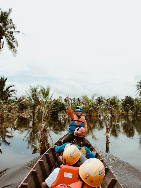 Awkarin jadi relawan banjir di Kalimantan Selatan (Sumber: Instagram/awkarin)