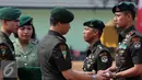 Mayor Inf Agus H Yudhoyono menerima pataka komando dari Letkol Inf Rionardo saat upacara sertijab di Markas Yonif Mekanis 203, Tangerang (22/8/2015). Agus resmi menjabat Komandan Batalyon Infanteri Mekanis 203. (Liputan6.com/Helmi Afandi)