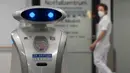 Robot pembersih 'Franzi' membersihkan area pintu masuk rumah sakit di Munich Neuperlach, Jerman selatan pada 12 Februari 2021. Di masa pandemi COVID-19, robot pembersih Franzi telah mempunyai peran baru, yaitu menghibur staf dan pasien di rumah sakit Munich. (Photo by Christof STACHE / AFP)