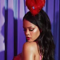 Rihanna pakaia headband rancangan Rinaldy Yunardi (Instagram @badgalriri)