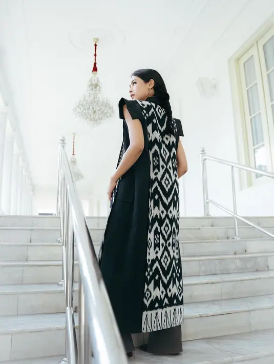 Di kesempatan lain, wanita 27 tahun itu sempat mengenakan pakaian dengan balutan kain tenun Ulos. Maudy Ayunda tampil anggun makin memancarkan aura putri Indonesia. (Liputan6.com/IG/@maudyayunda).