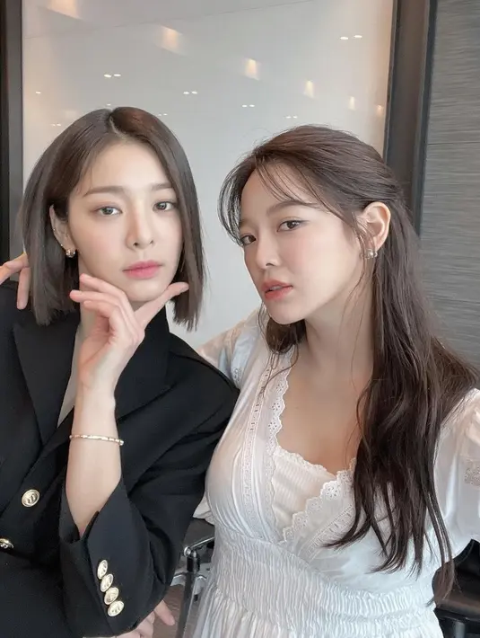 Karakter Seol In Ah sebagai orang kantoran diperkuat dengan mengenakan kemeja hitam yang memiliki blazer look. Kemeja hitam dengan gold button ini memberikan look yang simple tapi tetap berkelas.