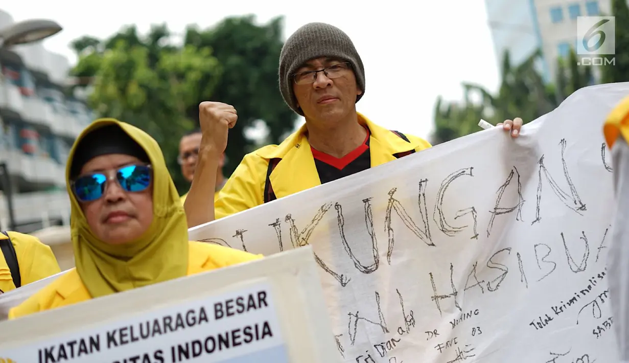 Ikatan Keluarga Besar UI (IKB UI) menggelar aksi solidaritas untuk dokter Robiah Khairani Hasibuan atau Ani Hasibuan di Kampus Universitas Indonesia, Jakarta, Jumat (17/5). Massa membentangkan spanduk berisi tandatangan dukungan untuk Ani Hasibuan. (Liputan6.com/Immanuel Antonius)