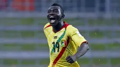 Pemain Mali, Adama Traore melakukan selebrasi setelah mencetak gol ke gawang Uruguay pada laga Piala Dunia U-20 2015 yang berlangsung di Hamilton, 6 Juni 2015. Traore terpilih menjadi pemain terbaik pada turnamen tersebut. Ia sukses mengantarkan negaranya finis di peringkat ketiga. Selain itu, pemain yang berposisi sebagai penyerang itu berhasil mencetak 4 gol untuk Les Aigles. (AFP/Shane Wenzlick)