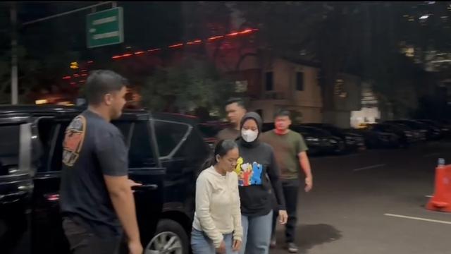 R menyerahkan diri ke Polres Metro Tangerang Selatan, Minggu (2/6/2024), usai aksi tidak senonoh terhadap balitanya sendiri viral di media sosial. (Merdeka.com/Bachtiarudin Alam)