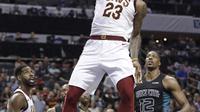 Pebasket Cleveland Cavaliers, LeBron James, memasukkan bola saat pertandingan melawan Charlotte Hornets pada laga NBA di Spectrum Center, Rabu (28/3/2018). Cleveland Cavaliers menang 118-105 atas Charlotte Hornets. (AP/Chuck Burton)