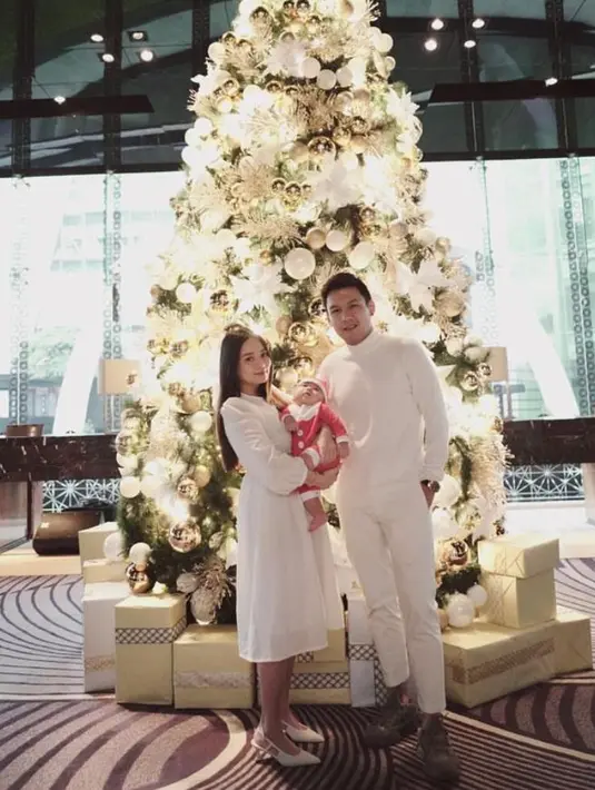 Rayakan Natal perdana bareng buah hati, Stella Cornelia dan Fendy Chow kompak tampil serba putih. @stellacor.