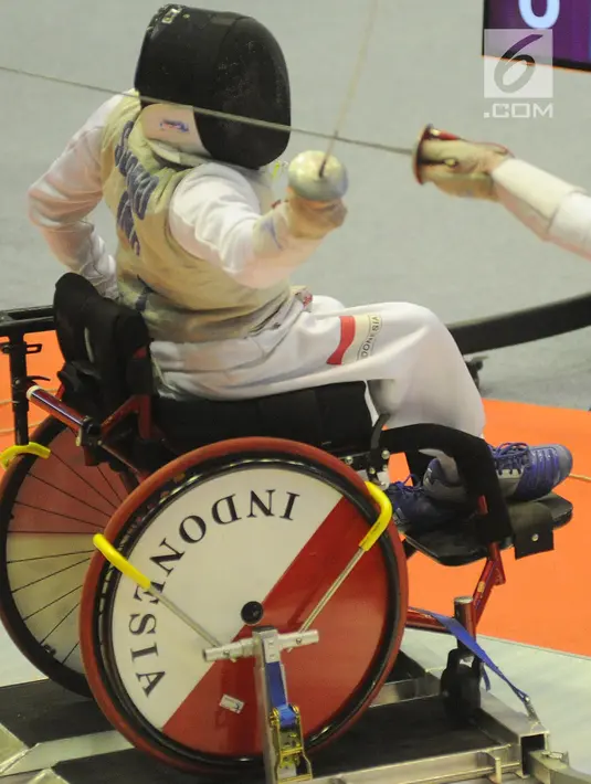Atlet anggar kursi roda Indonesia, Suwono beradu jurus dengan Jirasinwanich (Thailand) pada babak perempat final Beregu Senior Putra Asian Para Games 2018 di Cibubur, Jakarta, Senin (8/10). Indonesia gagal melaju ke semifinal. (Merdeka.com/Arie Basuki)