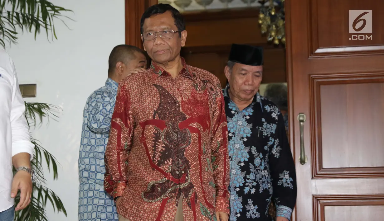 Mantan Ketua MK, Mahfud MD bersama para tokoh Gerakan Suluh Kebangsaan bersiap memberi keterangan usai melakukan pertemuan dengan Presiden RI kelima, Megawati Soekarnoputri di Jakarta, Jumat (17/5/2019). Pertemuan berlangsung tertutup. (Liputan6.com/Helmi Fithriansyah)
