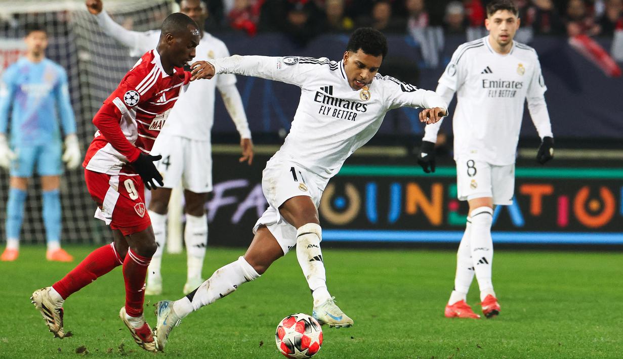 Real Madrid sukses mengalahkan Brest dengan skor telak 3-0 dalam laga matchday 8 League Phase Liga Champions 2024/2025 yang digelar di Stade de Roudourou, Kamis (30/1/2025) dini hari WIB. (AFP/Fred Tanneau)